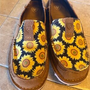 Ariat Women’s Sunflower print cruisers size 8.5med